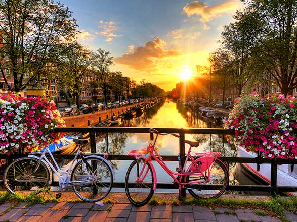 https://static.service-voyages.com/mobile/croisiere/images/fr/escales/escale,amsterdam-amsterdam_zoom,NL,AMS,40224.jpg