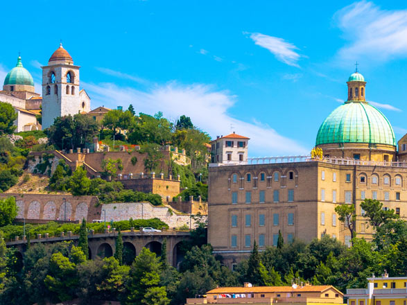 https://static.service-voyages.com/mobile/croisiere/images/fr/escales/escale,ancone-ancone_zoom,IT,AOI,516856.jpg