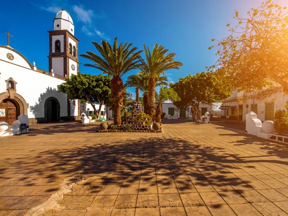 https://static.service-voyages.com/mobile/croisiere/images/fr/escales/escale,arrecife-arrecife_zoom,ES,ACE,38453.jpg
