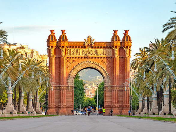 https://static.service-voyages.com/mobile/croisiere/images/fr/escales/escale,barcelone-barcelone_zoom,ES,BCN,516904.jpg
