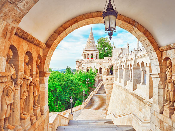 https://static.service-voyages.com/mobile/croisiere/images/fr/escales/escale,budapest-budapest_zoom,HU,BUD,546441.jpg