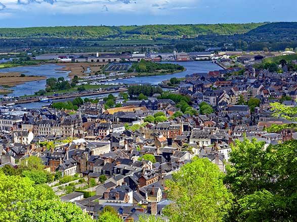 https://static.service-voyages.com/mobile/croisiere/images/fr/escales/escale,honfleur-honfleur_zoom,FR,HON,36698.jpg