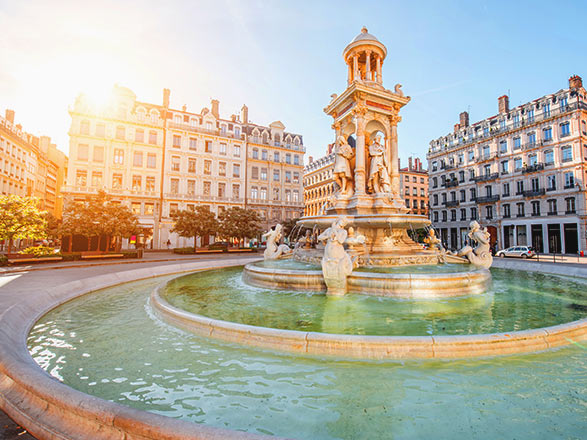 https://static.service-voyages.com/mobile/croisiere/images/fr/escales/escale,lyon-lyon_zoom,FR,LIO,36880.jpg