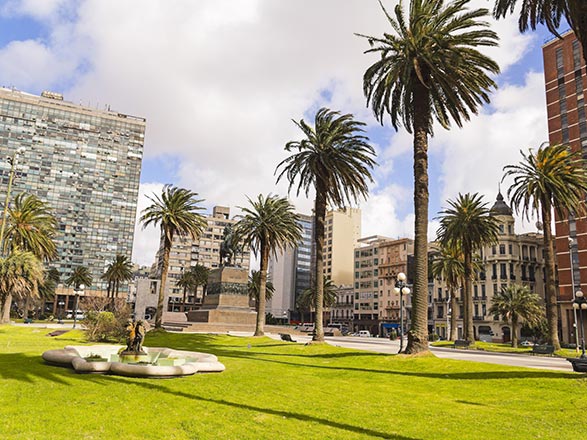 https://static.service-voyages.com/mobile/croisiere/images/fr/escales/escale,montevideo-montevideo_zoom,UY,MVD,33704.jpg