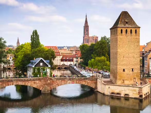 https://static.service-voyages.com/mobile/croisiere/images/fr/escales/escale,strasbourg-strasbourg_zoom,FR,SXB,546943.jpg