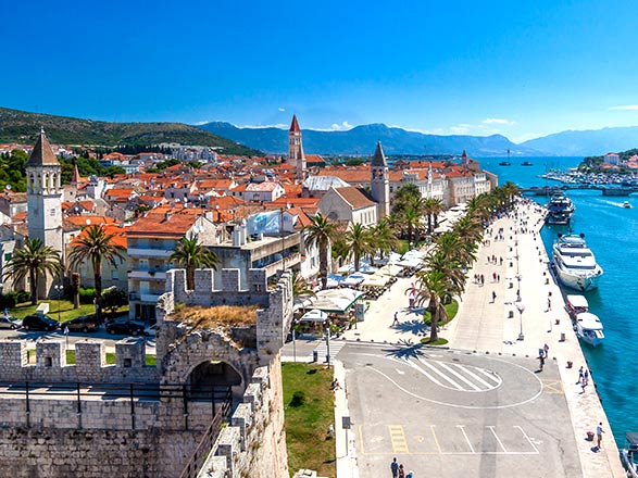 https://static.service-voyages.com/mobile/croisiere/images/fr/escales/escale,trogir-trogir_zoom,HR,TRO,37203.jpg