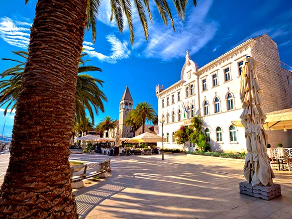 https://static.service-voyages.com/mobile/croisiere/images/fr/escales/escale,trogir-trogir_zoom,HR,TRO,37204.jpg