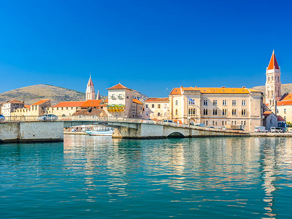 https://static.service-voyages.com/mobile/croisiere/images/fr/escales/escale,trogir-trogir_zoom,HR,TRO,37206.jpg