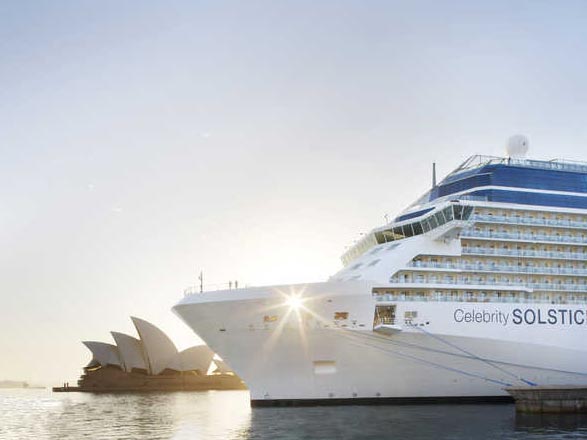 https://static.service-voyages.com/mobile/croisiere/images/fr/navires/navire,celebrity-solstice_max,393,66934.jpg