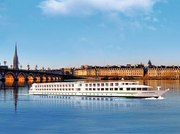 https://static.service-voyages.com/mobile/croisiere/images/fr/navires/navire,cyrano-de-bergerac-(ou-similaire)_max,1216,33269.jpg