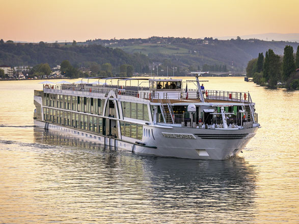 https://static.service-voyages.com/mobile/croisiere/images/fr/navires/navire,ms-amadeus-provence_max,1456,517105.jpg