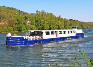 https://static.service-voyages.com/mobile/croisiere/images/fr/navires/navire,ms-anne-marie-(ou-similaire)_max,1263,24793.jpg