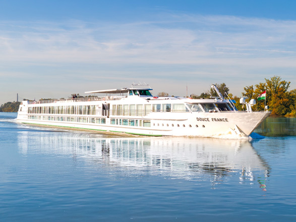 https://static.service-voyages.com/mobile/croisiere/images/fr/navires/navire,ms-douce-france-(ou-similaire)_max,1279,544635.jpg