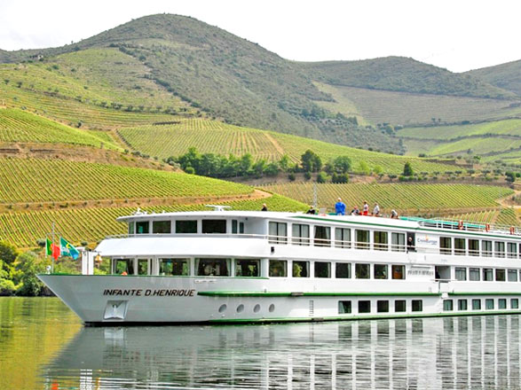 https://static.service-voyages.com/mobile/croisiere/images/fr/navires/navire,ms-infante-don-henrique-(ou-similaire)_max,1396,66601.jpg