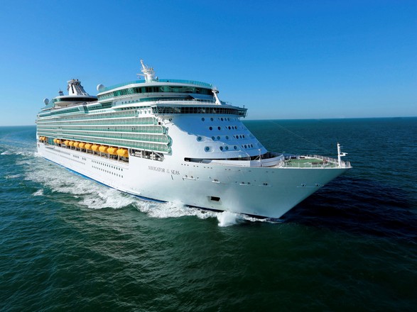 https://static.service-voyages.com/mobile/croisiere/images/fr/navires/navire,navigator-of-the-seas_max,127,27485.jpg