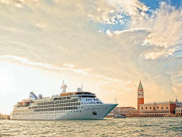 https://static.service-voyages.com/mobile/croisiere/images/fr/navires/navire,silver-wind_max,1116,40392.jpg